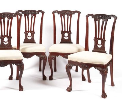  Otto sedie. in legno, lo schienale a giorno e le gambe mosse, in stile Georgiano...