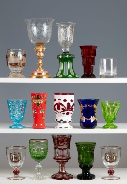 null Insieme di 15 bicchieri in vetri colorati, XIX-XX secolo, forme e misure diverse...