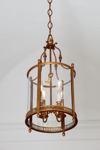  Coppia di lampadari a quattro luci, in metallo dorato e vetro Paire de lanternes...