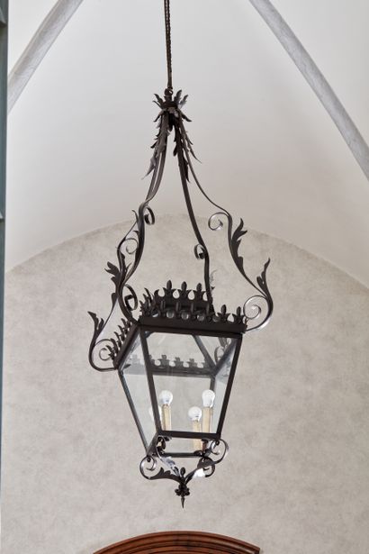  Grande lampione a quattro luci, in ferro battuto Grande lanterne en fer forgé à...