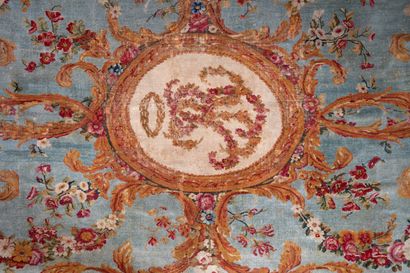  Importante tappeto di lana, di forma rettangolare, il centro decorato con un medaglione...