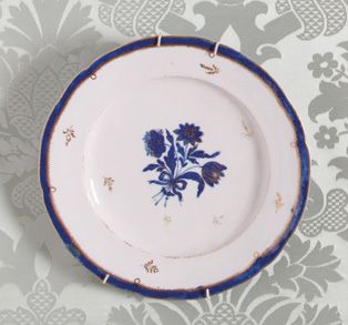  Insieme di 18 piatti in porcellana con decori bianco e blu e lumeggiature in oro,...