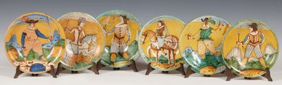 null Set di dodici piatti in maiolica con decorazione policroma con personaggi a...