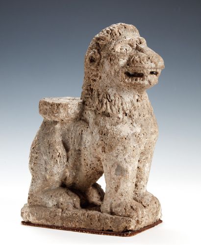  Leone stiloforo seduto. in pietra calcarea scolpita, XII-XIII secolo (usure) Lion...