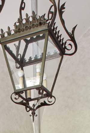  Grande lampione a quattro luci, in ferro battuto Grande lanterne en fer forgé à...