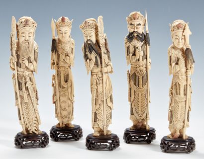 null Cinque sculture in dente d'animale raffiguranti dei «Guardiani del tempio» Vietnam,...