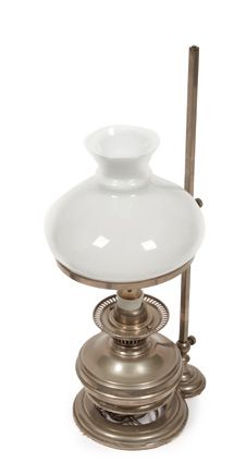 null Lampada da tavolo in metallo e vetro opalino color bianco.
Table lamp in metal...