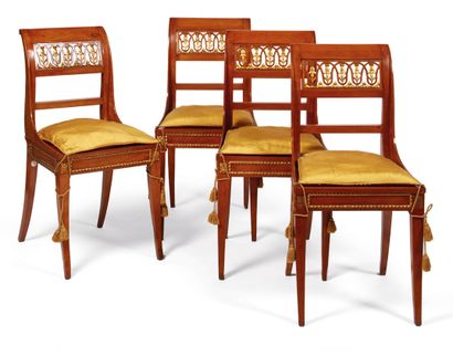 null Quattro sedie a gondola in legno di ciliegio scolpito e intagliato decorato...