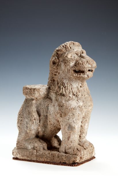  Leone stiloforo seduto. in pietra calcarea scolpita, XII-XIII secolo (usure) Lion...