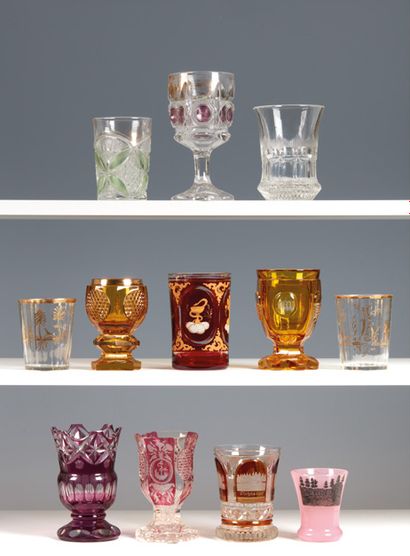 null Insieme di 12 bicchieri in vetri colorati, XIX-XX secolo, forme e misure diverse...