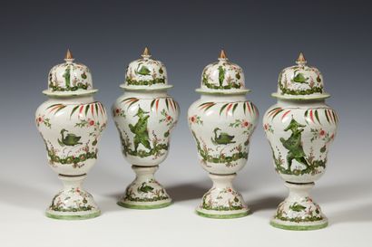 null Quattro vasi con coperchi in maiolica policroma a decori cinesi, Italia, XVIII...