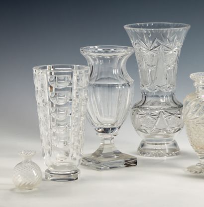  Tre vasi in vetro e cristallo molato incolore di forme e dimensioni diverse e un...