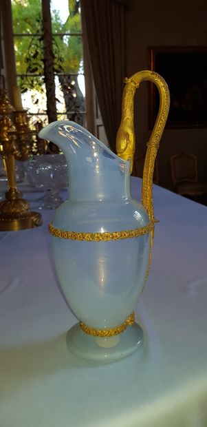  Caraffa in vetro opalescente (sbeccature) e bronzo dorato   Carafe en verre opaline...