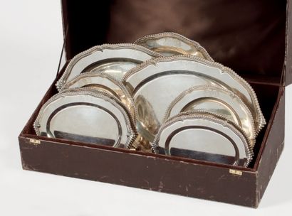 null Insieme di 9 piatti in argento rotondi e ovali, con bordi punteggiati da baccellature...