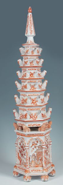 null Grande vaso tulipiera in ceramica policroma in forma di pagoda, composta da...