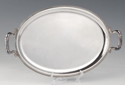 null Vassoio ovale in argento con due maniglie laterali scanalate, con decoro di...