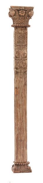  Capitello e colonna in legno scolpito con decoro di foglie d'acanto, rosette e di...