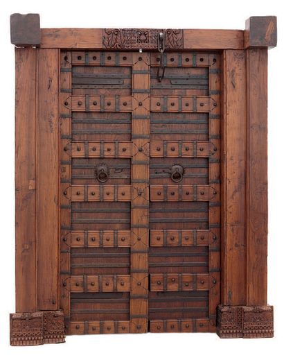  Grande portale a due battenti con stipiti in legno scolpito e intagliato e metallo,...