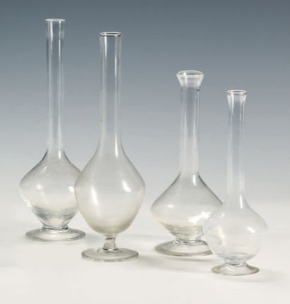  Insieme di quattro vasi solifleur dal collo allungato in vetro incolore (usure)...