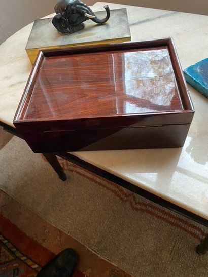 null 
Due scatole in legno e radica

Deux boîtes en bois et loupe
