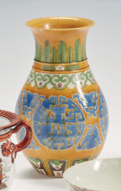 Vaso in porcellana policroma, Cina, XX secolo...