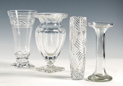 null Insieme di quattro vasi in vetro molato incolore e cristallo, misure e forme...