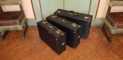 null 
Suite di tre valige Prada di dimensioni diverse (alcuni danni e difetti) Suite...