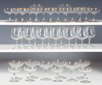 null Servizio di bicchieri in cristallo e bordo dorato, così composto : 12 bicchieri...