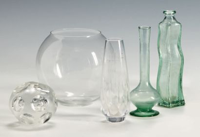 null Insieme di cinque vasi in vetro, di cui due in verde trasparente e uno più piccolo...