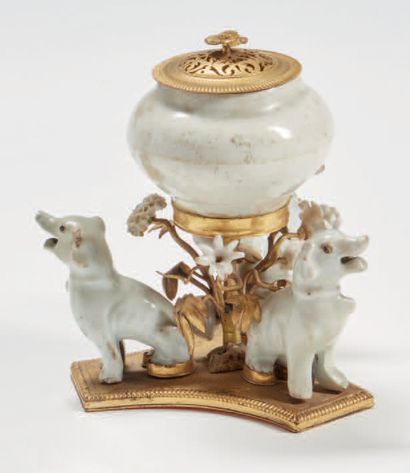 null «Pot-pourri» in porcellana bianca cinese montato in bronzo dorato, Francia,...