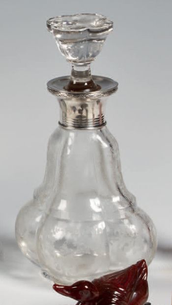 Bottiglia a bulbo in vetro inciso e argento...