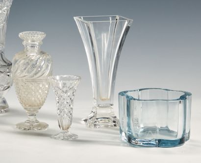  Un vaso di forma polilobata in vetro massiccio incolore, Strömbergshyttan Sweden,...