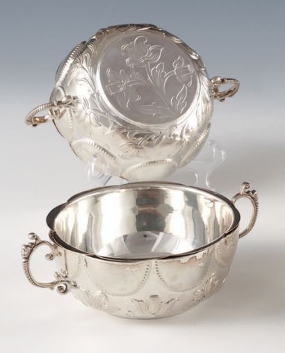  Una coppia di coppe polilobate in argento e loro rivestimento, di forma rotonda...