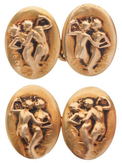 RENÉ LALIQUE (1860-1945) Rare paire de boutons de manchette de forme ovale en or...