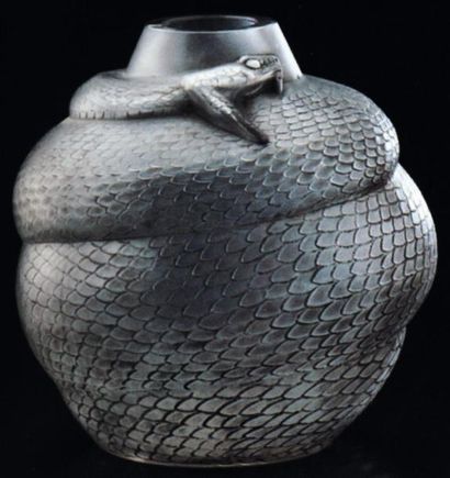 RENÉ LALIQUE (1860-1945) Vase Serpent Modèle créé le 23 Avril 1924 Vase en verre...