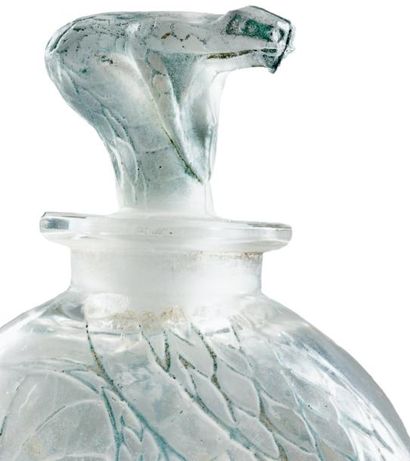 RENÉ LALIQUE (1860-1945) Flacon serpent Modèle créé en 1920 Flacon en verre blanc...