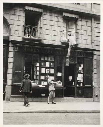 [Sylvia BEACH]. George Antheil climbing the façade of Shakespeare and Company. No...