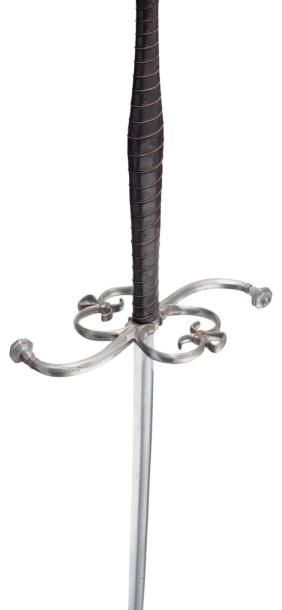 null Épée à deux mains, dans le style allemand ou suisse de la fin du XVIe siècle....