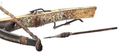  Arbalète de chasse incrustée d'une scène de chasse au sanglier, Allemagne vers 1650-1700;...