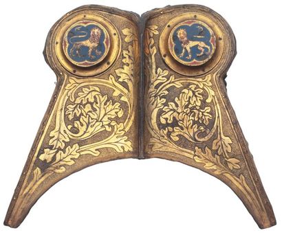 null Arçonnière de devant en cuivre doré et émaillé, de style français du XVe siècle,...