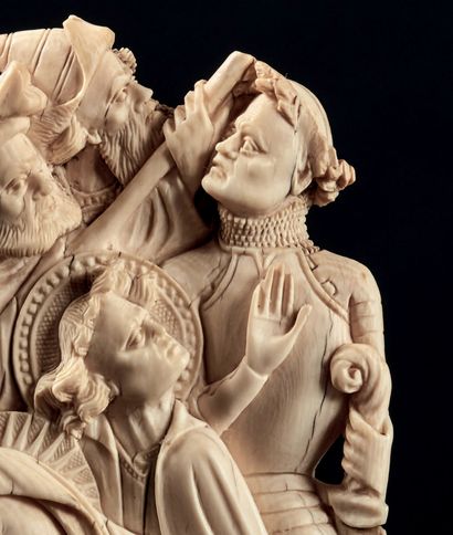 null Rare groupe en ivoire sculpté en bas-relief avec infimes traces de polychromie...