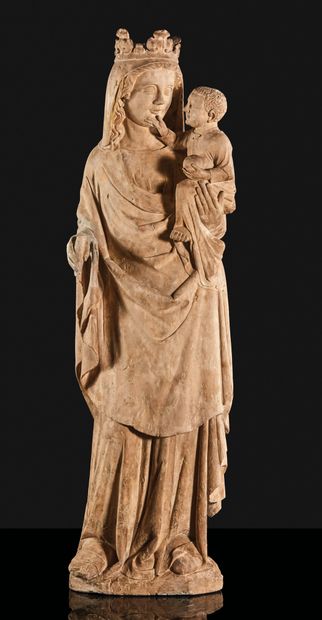 
Vierge à l'Enfant en pierre calcaire sculptée...