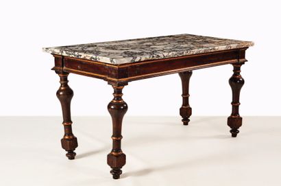  Rare paire de tables en bois patiné avec rehauts de dorure, plateaux de marbre en...
