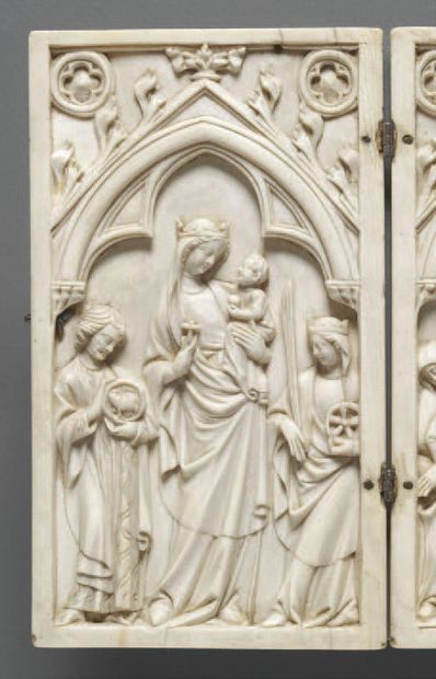 null Feuillet gauche de diptyque en ivoire sculpté représentant la Vierge glorieuse...