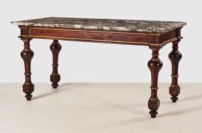  Rare paire de tables en bois patiné avec rehauts de dorure, plateaux de marbre en...