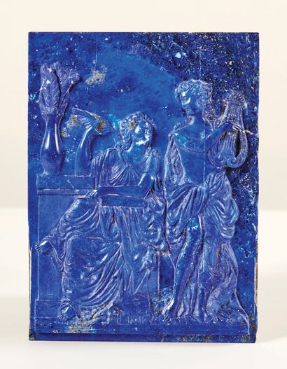null Rare et grande plaque en lapis-lazuli sculptée en bas-relief représentant les...