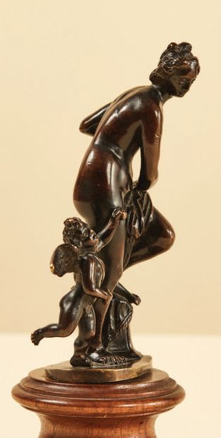  Petite Vénus et Cupidon en bronze à patine brune translucide. Italie ou Angleterre,...