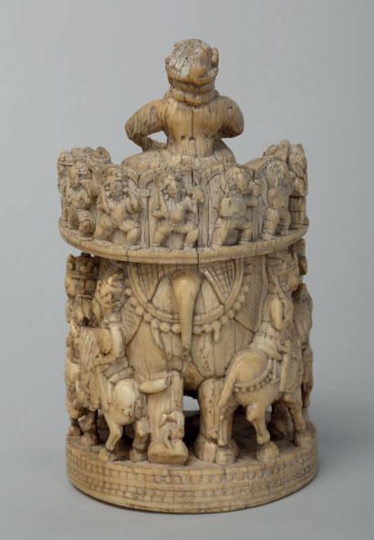 null Pion d'échecs “à l'éléphant” en ivoire marin sculpté en ronde-bosse et monochromé...