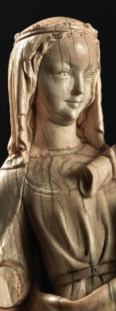 null Vierge à l'Enfant en ivoire sculpté avec traces de polychromie, dos plat. Le...