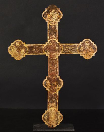 null Croix d'autel en cuivre repoussé, gravé et doré avec Christ en bronze doré.
Extrémités...